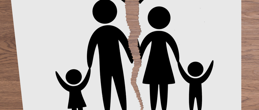 未婚生子抚养权归属如何判定？法律明确：优先考虑子女利益，父母双方协商或法院裁决。