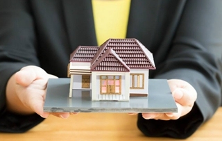 建筑小工在工地脚背骨折找谁理赔,上面有分包