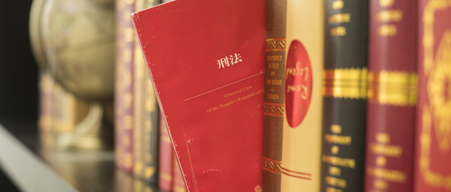 刑事诉讼简易程序适用条件：事实清楚、证据充分、被告人认罪且同意，依法简化审理流程。