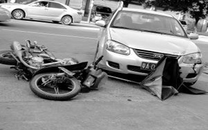 无证驾驶摩托车与汽车相撞怎么认定责任