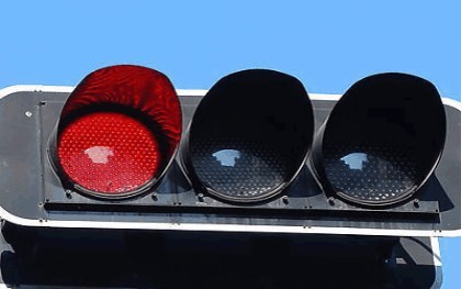 电子眼是在黄灯熄灭,红灯亮起后1-2秒内启动,如果此时后车轮刚刚越线